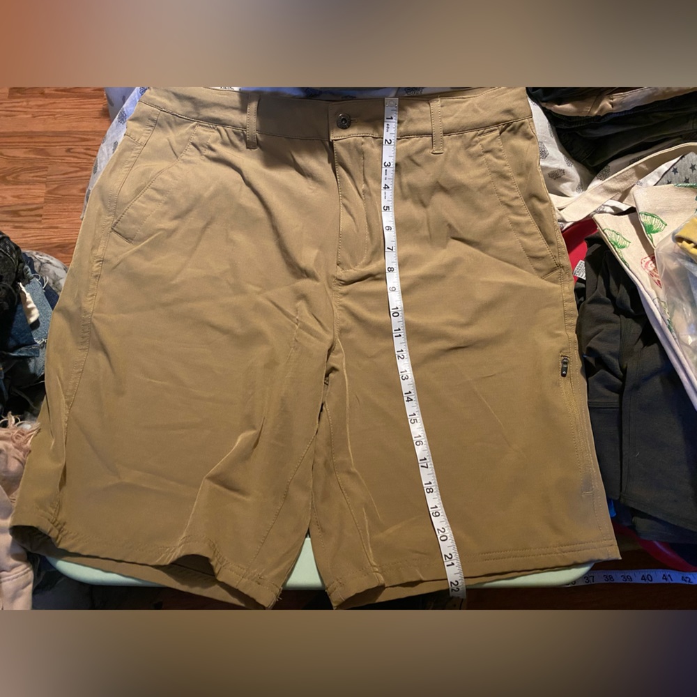 Gerry Khaki Tan hybrid shorts in men’s size 38.